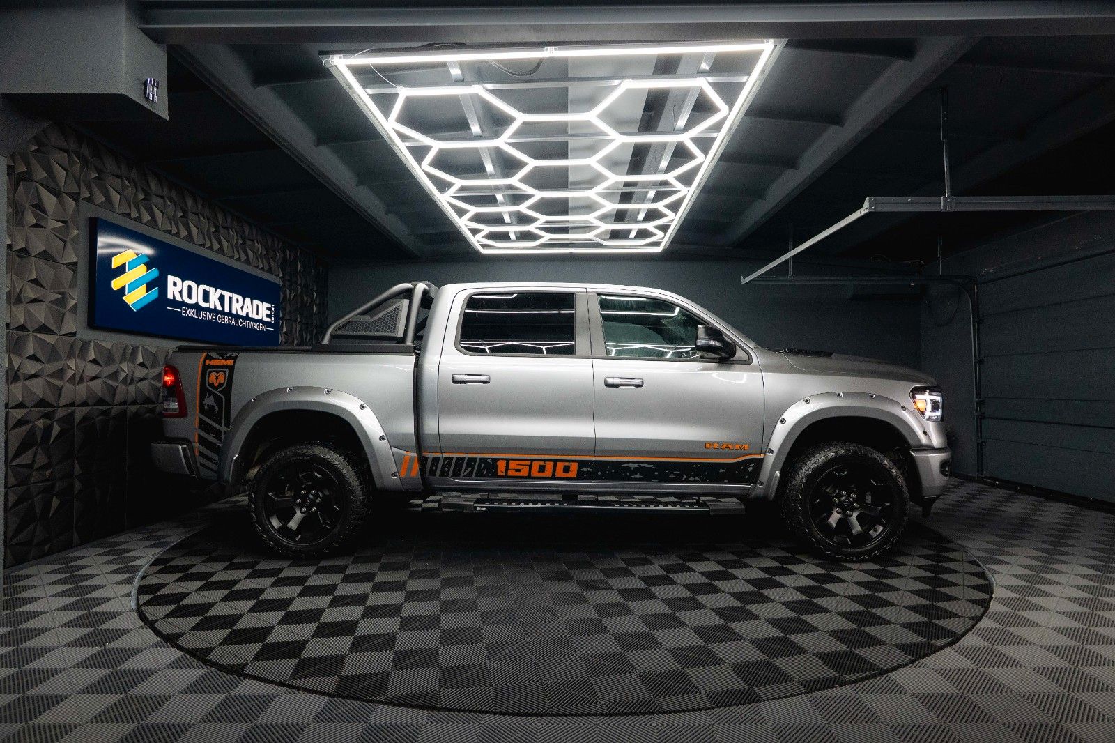 Fahrzeugabbildung Dodge RAM 5.7 V8 HEMI 4x4 OFFROAD Night-Paket *LED*19%