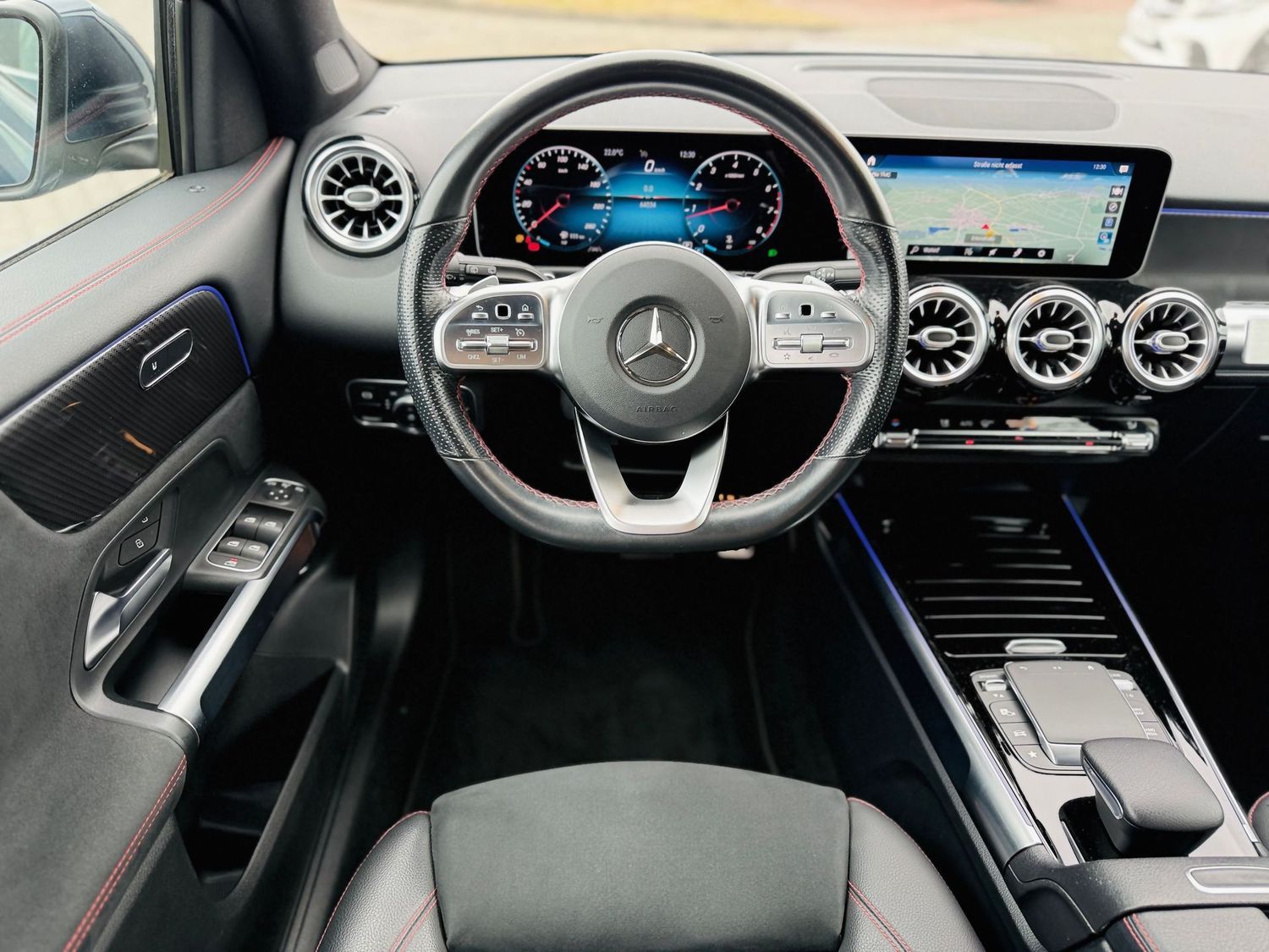 Fahrzeugabbildung Mercedes-Benz GLB 250 4M AMG, Autom., Multibeam, PTS, RFK, Nav