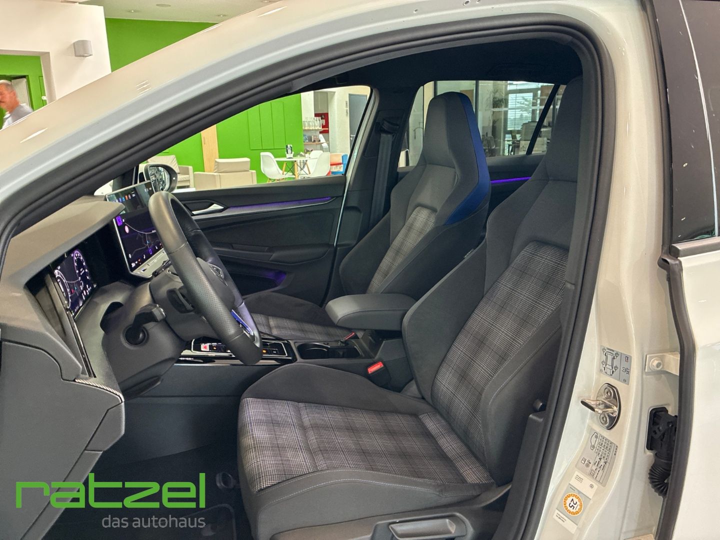 Fahrzeugabbildung Volkswagen Golf VIII GTE Business-Paket+DCC+ACC+IQ.Light