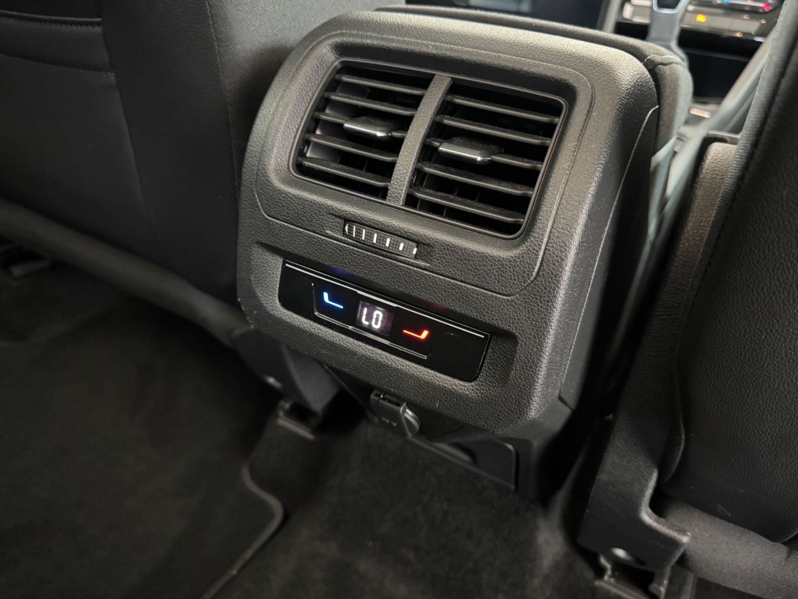 Fahrzeugabbildung Volkswagen Touran Comfortline/ACC/AHK/PDC/Navi/Massage/1H
