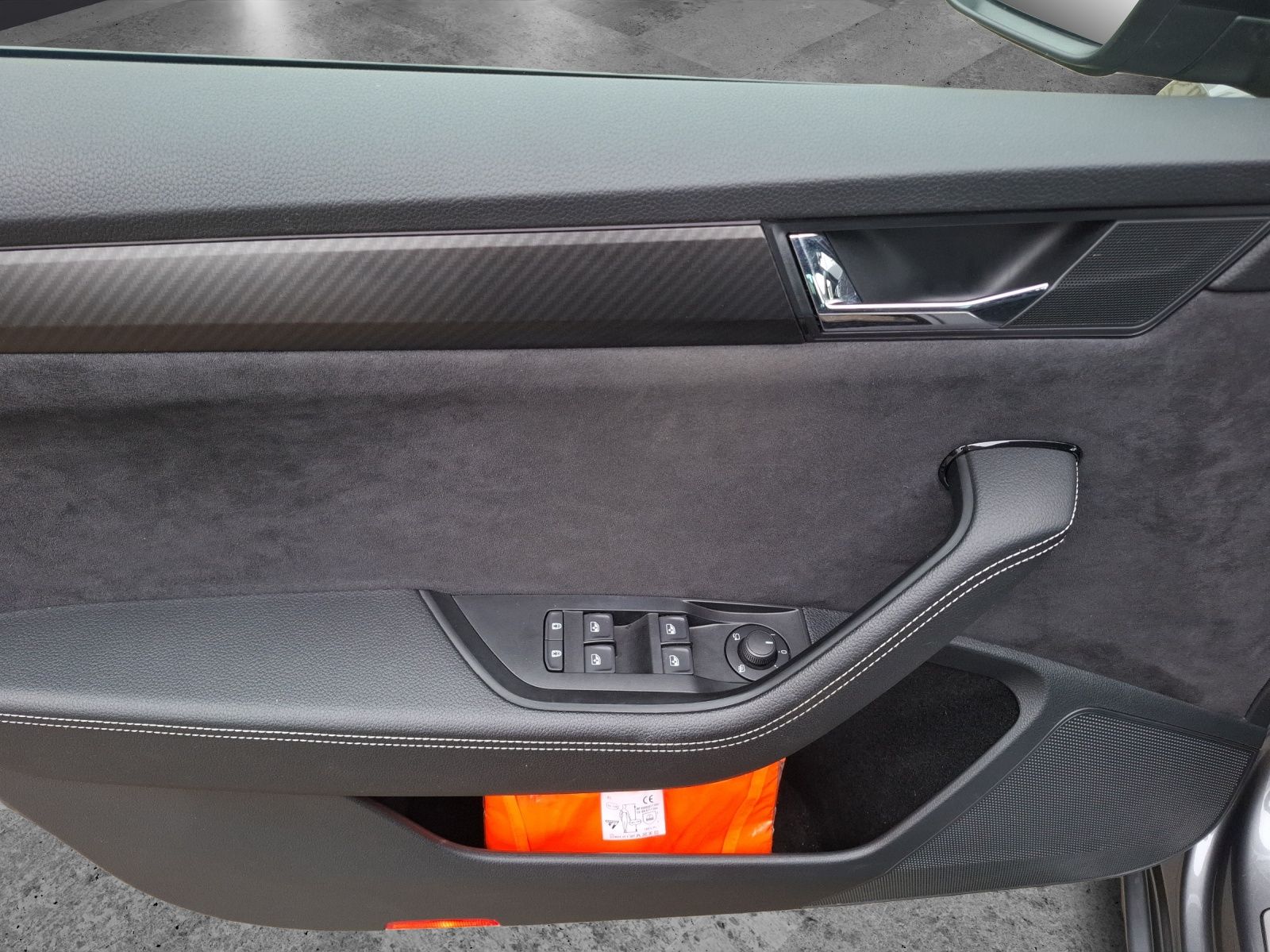 Fahrzeugabbildung SKODA Superb Combi TDI Sportline DSG 4x4 Matrix Navi A