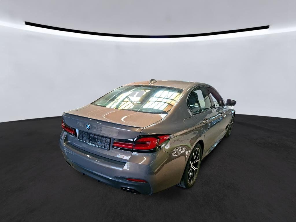 Fahrzeugabbildung BMW 530i M-Sport/INDIVIDUAL/HUD/360°KAMERA/H&K/