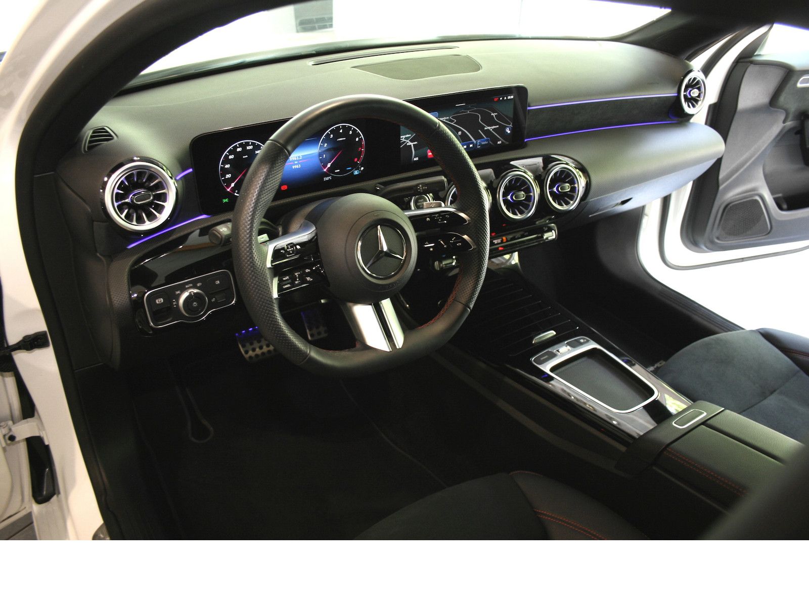 Fahrzeugabbildung Mercedes-Benz A 180 AMG Advanced Plus Limousine *Night*Ambient