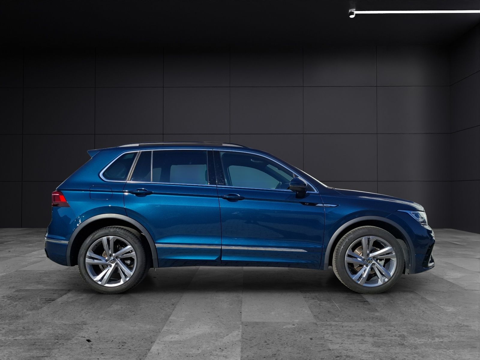 Fahrzeugabbildung Volkswagen Tiguan TSI R-line DSG Matrix Navi AID ACC 360° P