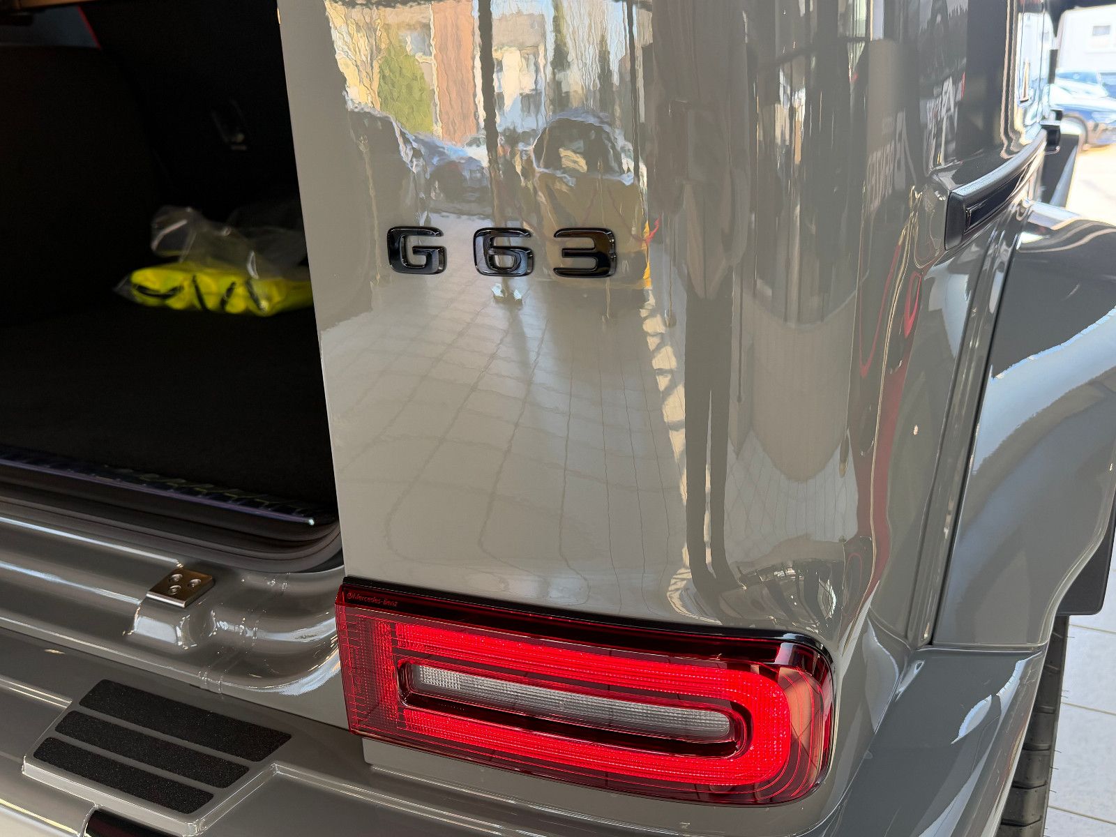 Fahrzeugabbildung Mercedes-Benz G 63 AMG/ A22/ FOND-TV/CARBON/RED/SUPERIOR/UNI