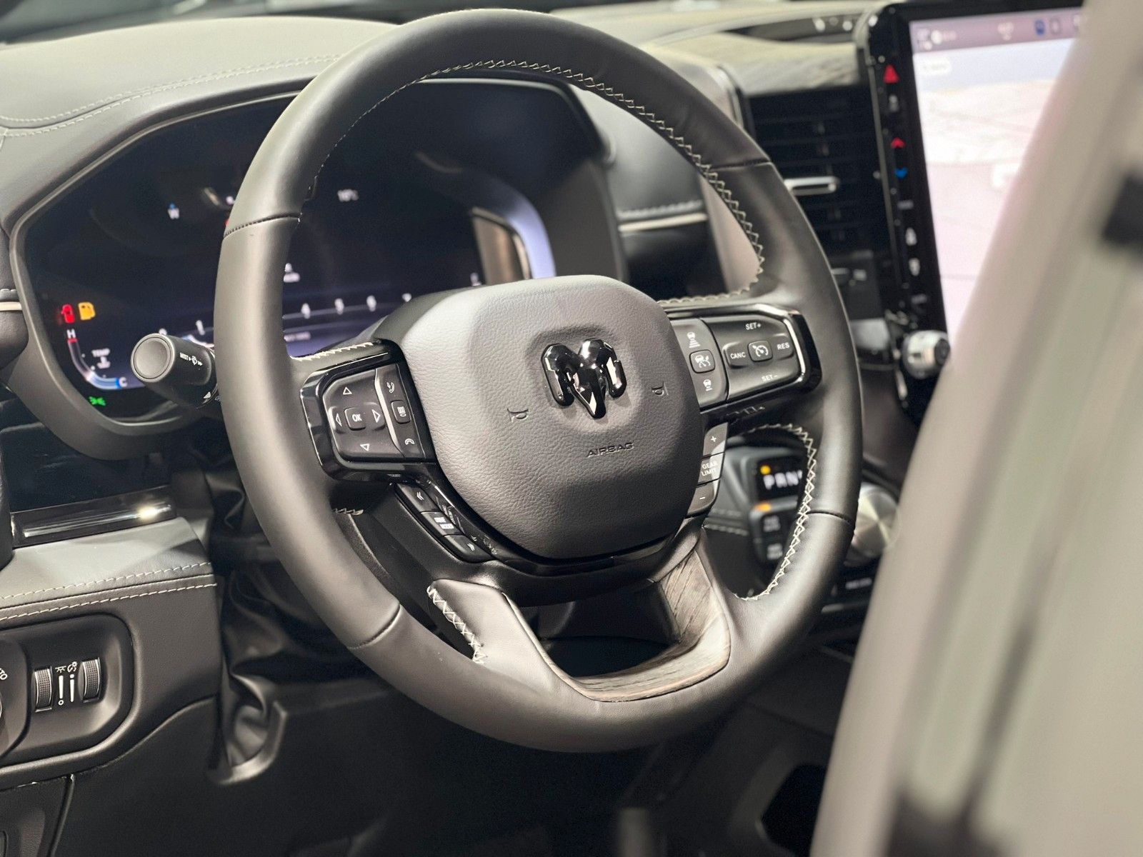 Fahrzeugabbildung Dodge RAM 1500 Limited Night MY25 *Ebony Red seats*