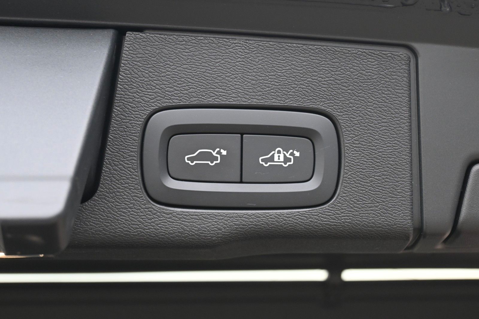 Fahrzeugabbildung Volvo XC60 B4 AWD Ultimate Dark*LED*PANO*STHZ*