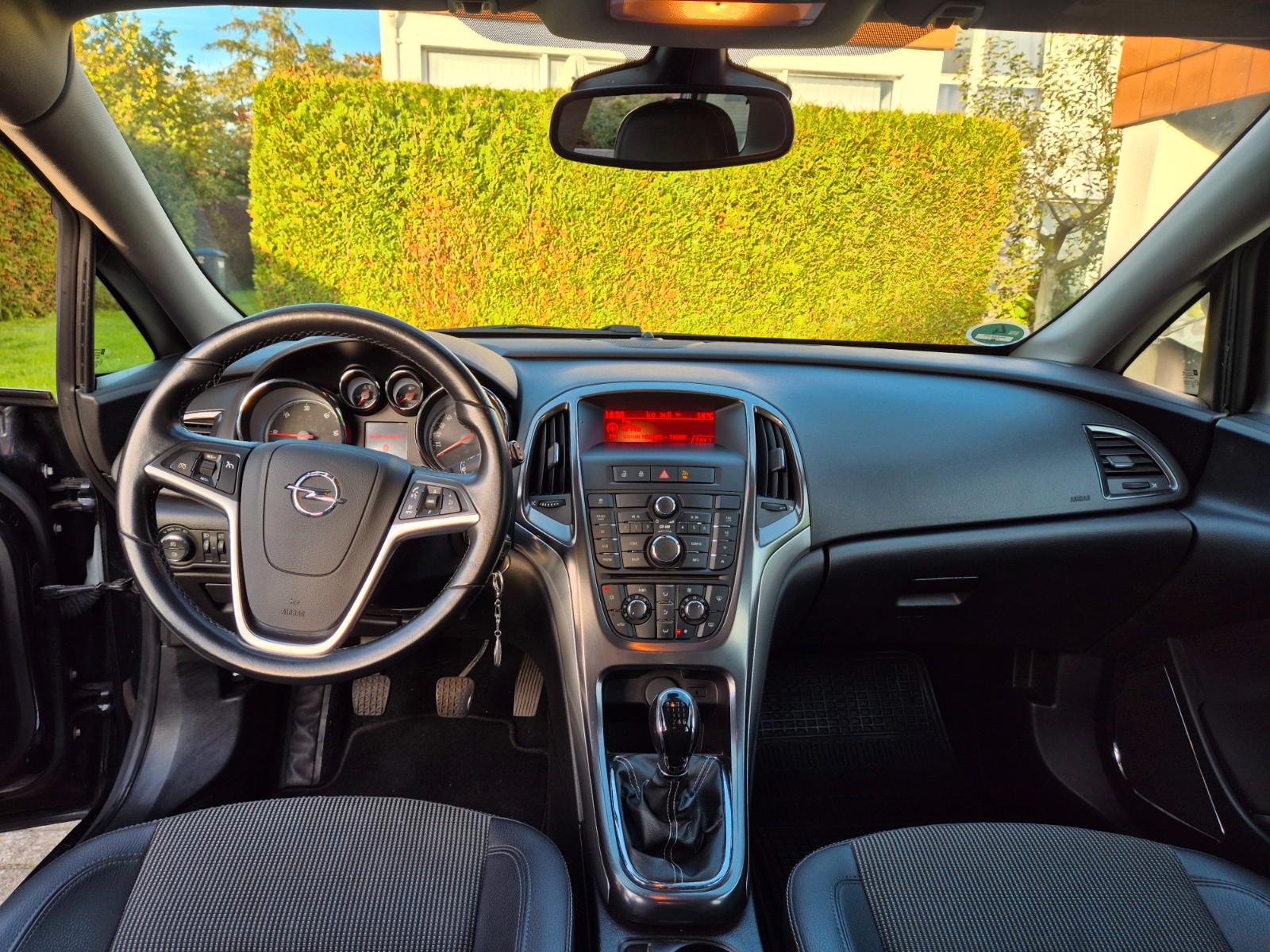 Opel Astra 2011 — photo 8