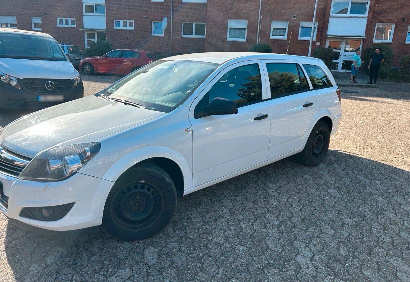 Opel Astra 2010 — rear view