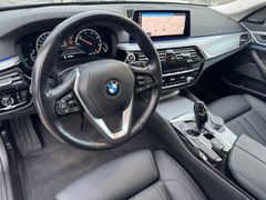 BMW 520d Autom. *DISPLAY KEY*HEAD UP*SURROUND VIEW*