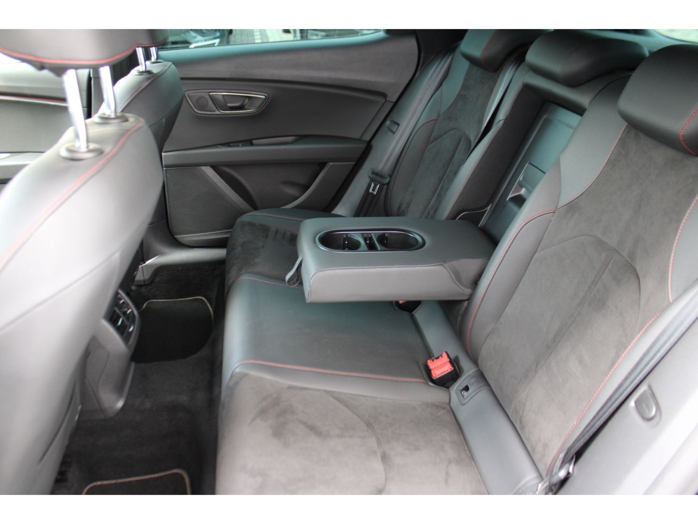 SEAT Leon FR 2.0 TDI Beats ACC LED H&R Pano Navi DAB - Image 8