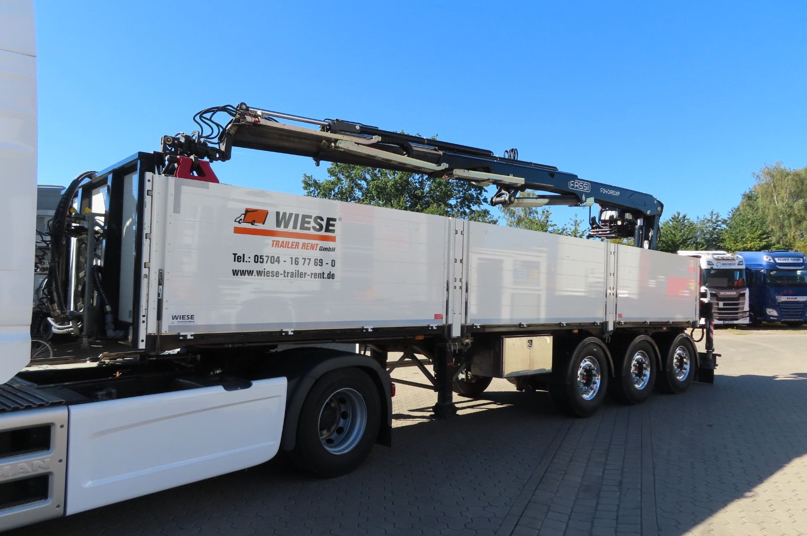 Fahrzeugabbildung Andere Wiese Baustoffauflieger - Heckkran Kran Fassi