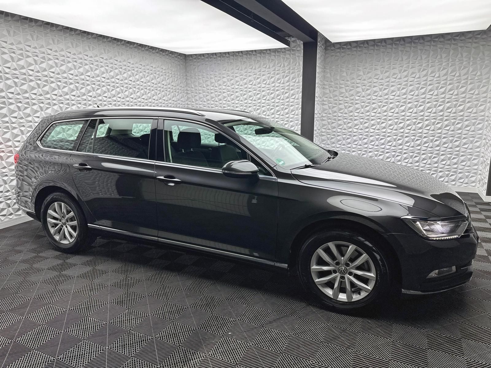 Fahrzeugabbildung Volkswagen PASSAT 2.0 TDI DSG/ACC/MASSAGE/DCC/LED/NAV/RCAM