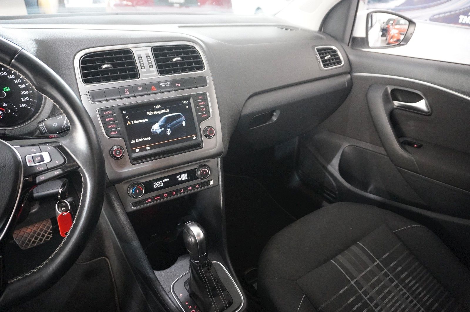 Fahrzeugabbildung Volkswagen Polo V 1.2 TSI LOUNGE DSG NAVI/KLIMA/PDC/TEMP.