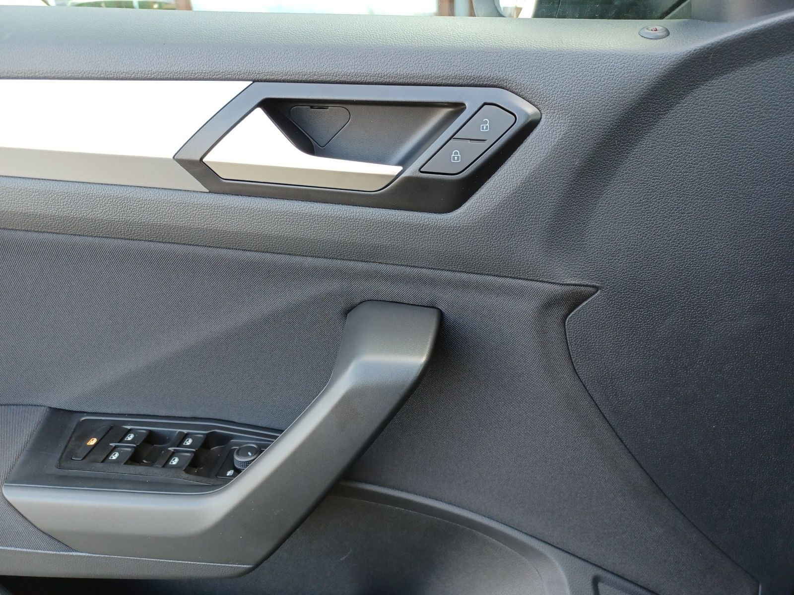 Fahrzeugabbildung Volkswagen T-Roc TSI Life LED CarPlay AID ACC RFK SH LM