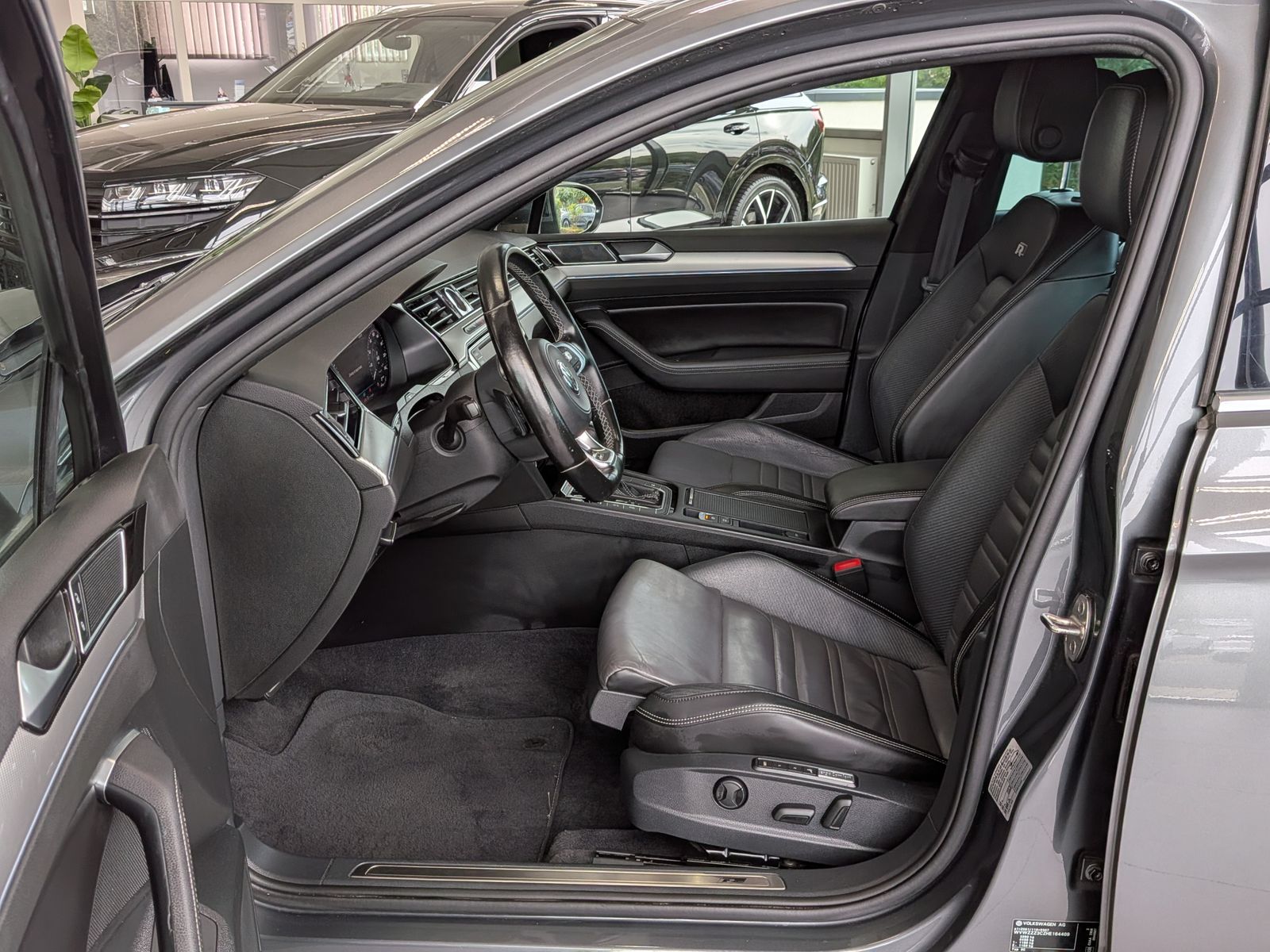 Fahrzeugabbildung Volkswagen Passat 2.0 TDI Lim. High/R-Line 4Motion ACC Pano