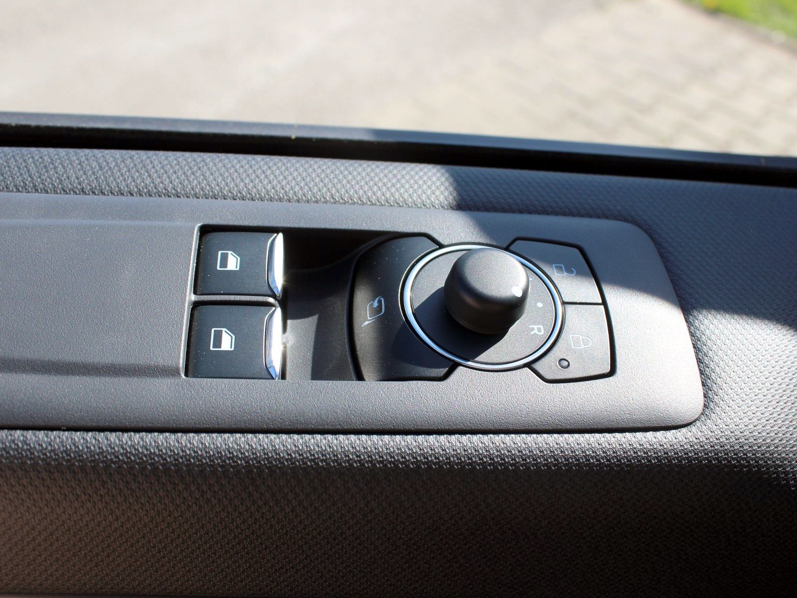 Fahrzeugabbildung Ford Tourneo Custom 320 L1 Tourneo Titanium FWD