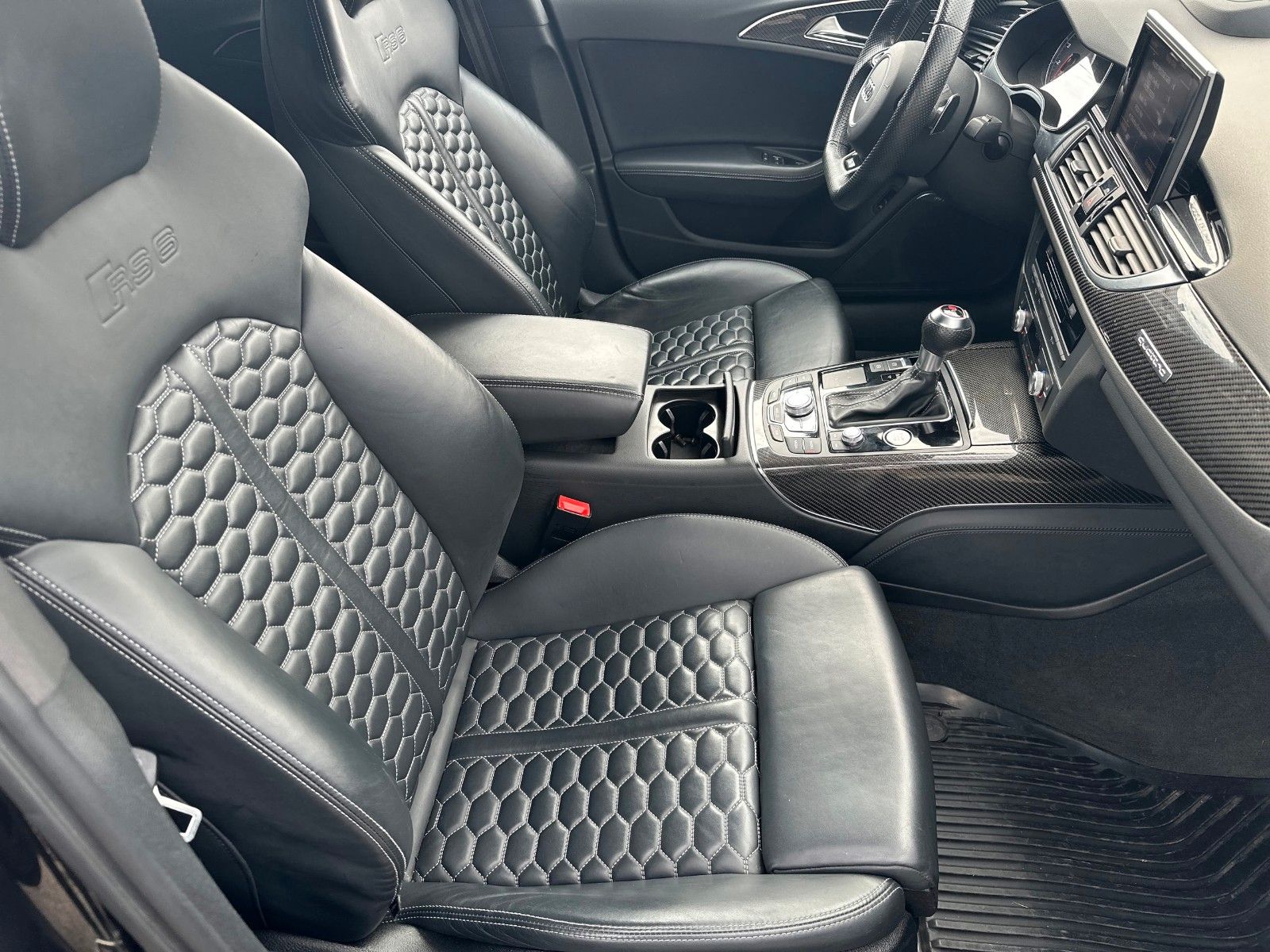 Fahrzeugabbildung Audi RS6 Avant quattro, Sportfahrwerk, 672PS