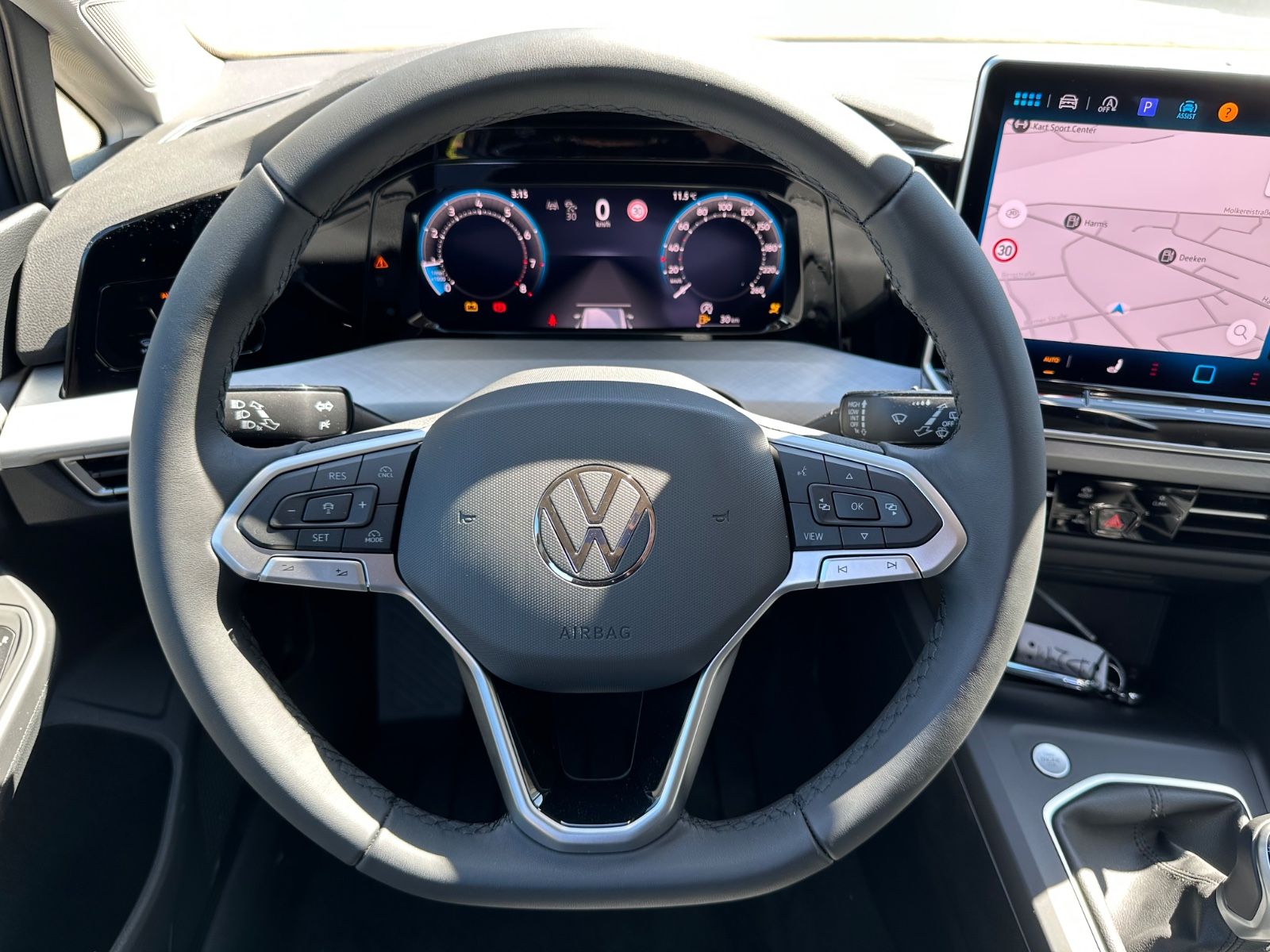Fahrzeugabbildung Volkswagen Golf VIII Variant 1.5 TSI Life Navi/ACC/LED/Shzg