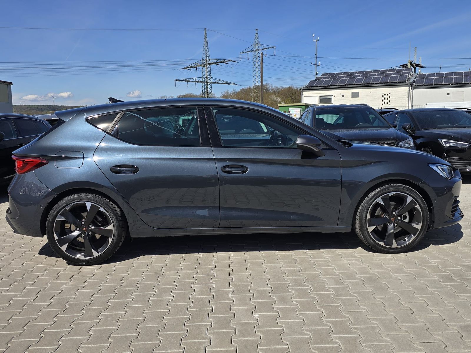 Fahrzeugabbildung CUPRA Leon 1.5 eTSI DSG MATRIX*PANO*ACC*DCC*KAM*WINTER