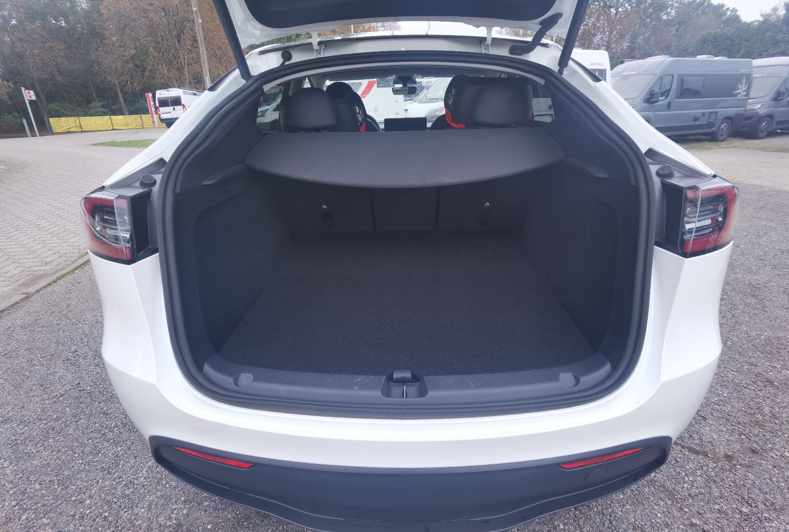 Fahrzeugabbildung Tesla Model Y Long Range Dual Motor Modell 2023