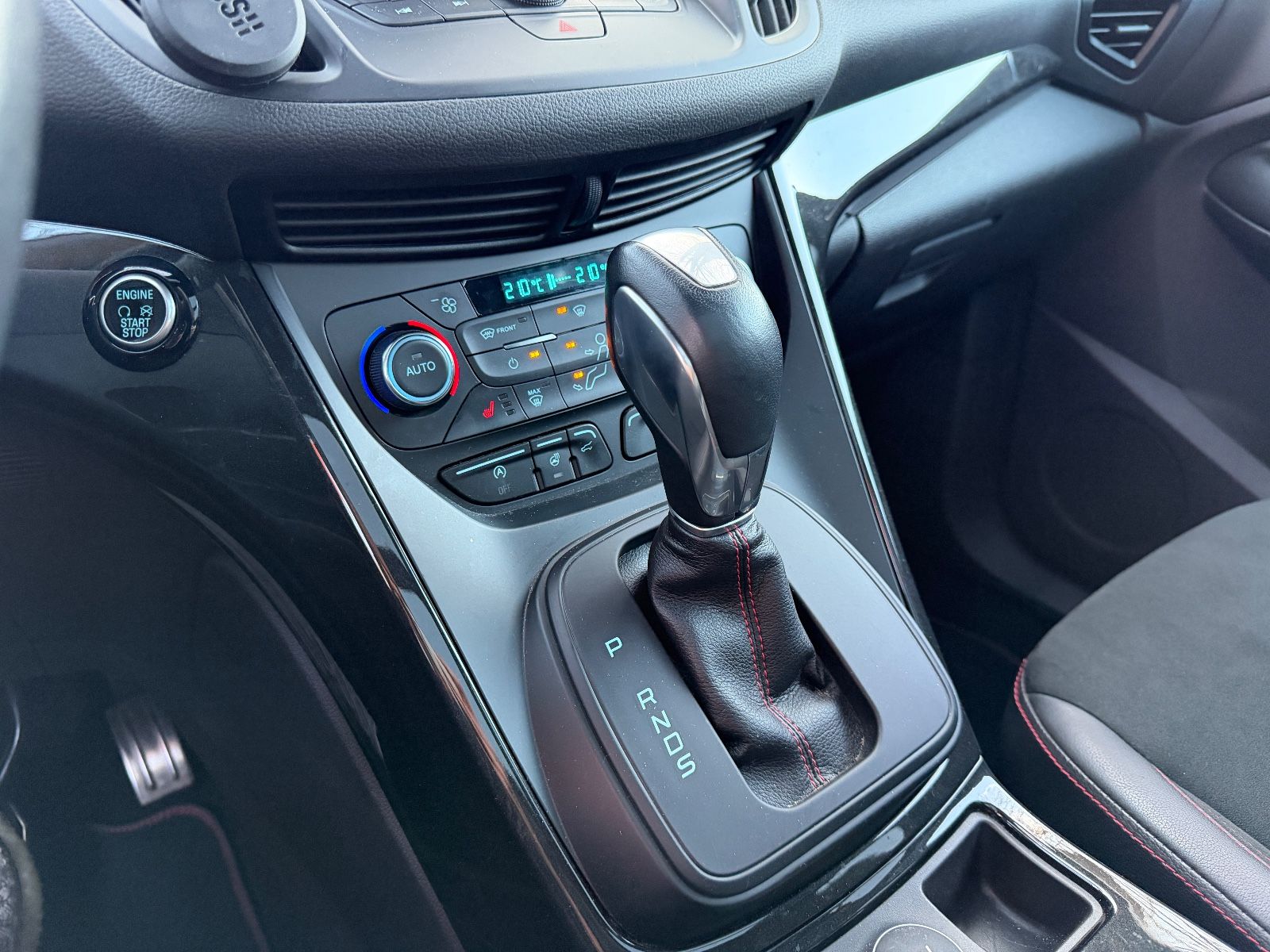 Fahrzeugabbildung Ford Kuga ST-Line ALLRAD*PANO*ALCANTARA*AHK*