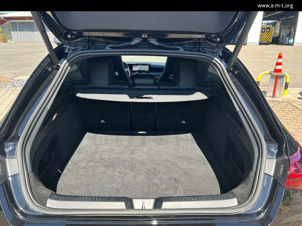 MERCEDES-BENZ CLA 200 Shooting Brake