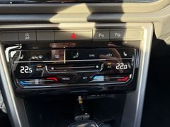 VW T-Roc Limited 1.5DSG AHK LED ACC  8Fach