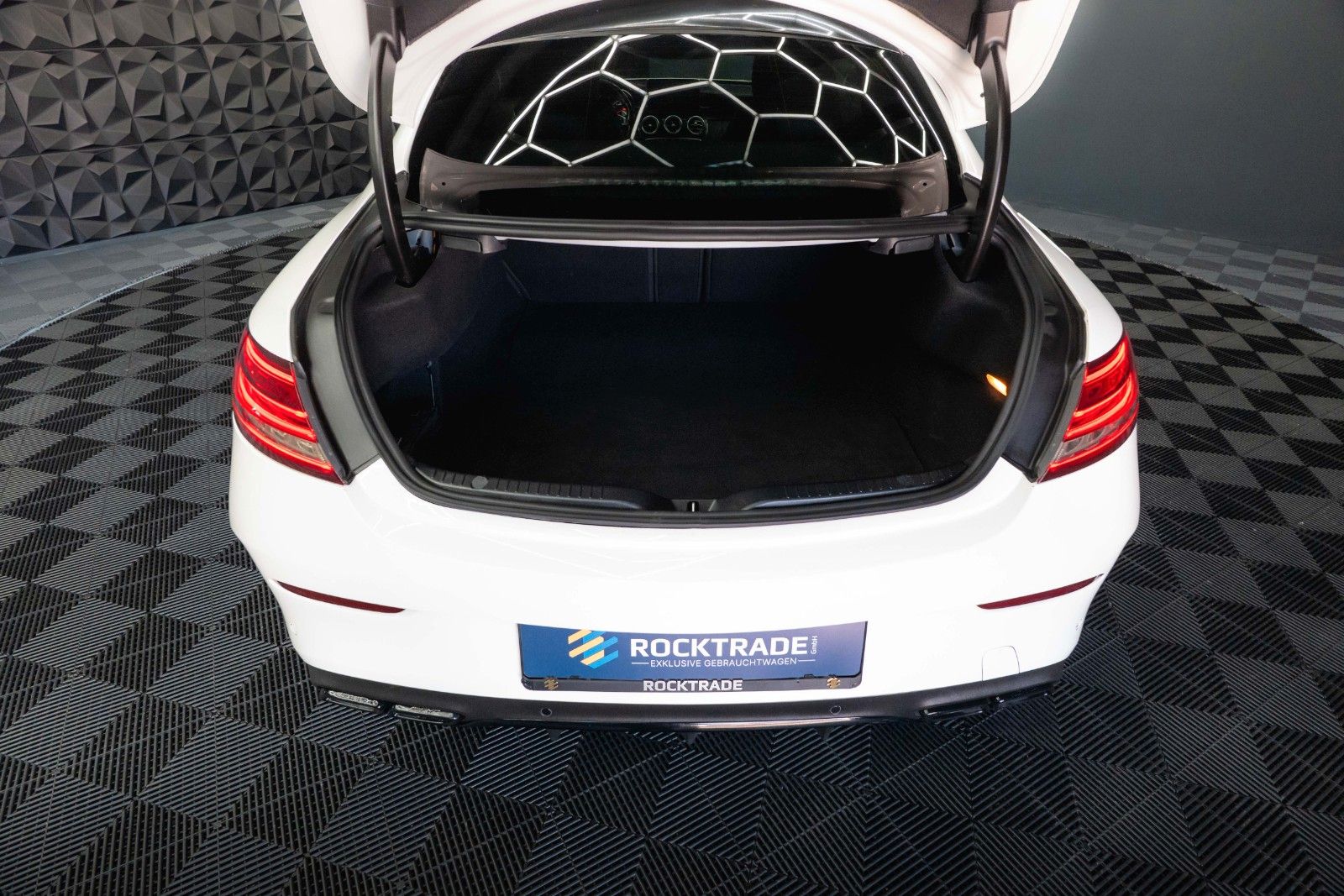 Fahrzeugabbildung Mercedes-Benz C 63 AMG Coupe Edition 1 Night Carbon *ACC*LED*