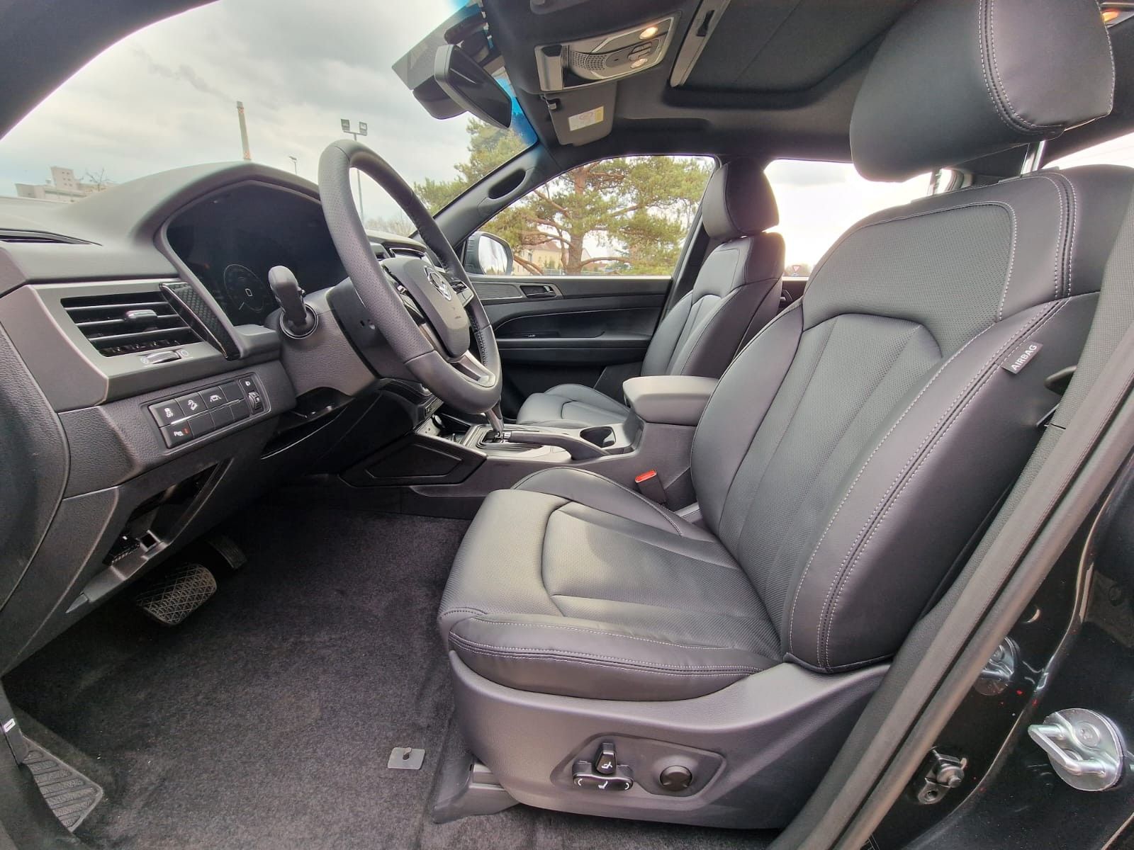 Fahrzeugabbildung Ssangyong Musso Grand 2.2d AT 4x4 BLACK XENON+SD+DIFFSPERR