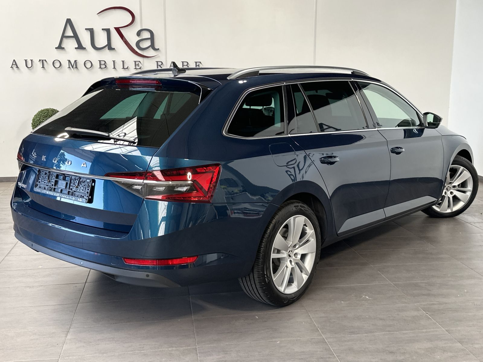 Fahrzeugabbildung SKODA Superb Combi 2.0 TDI Premium Edition NAV+LED+AHK