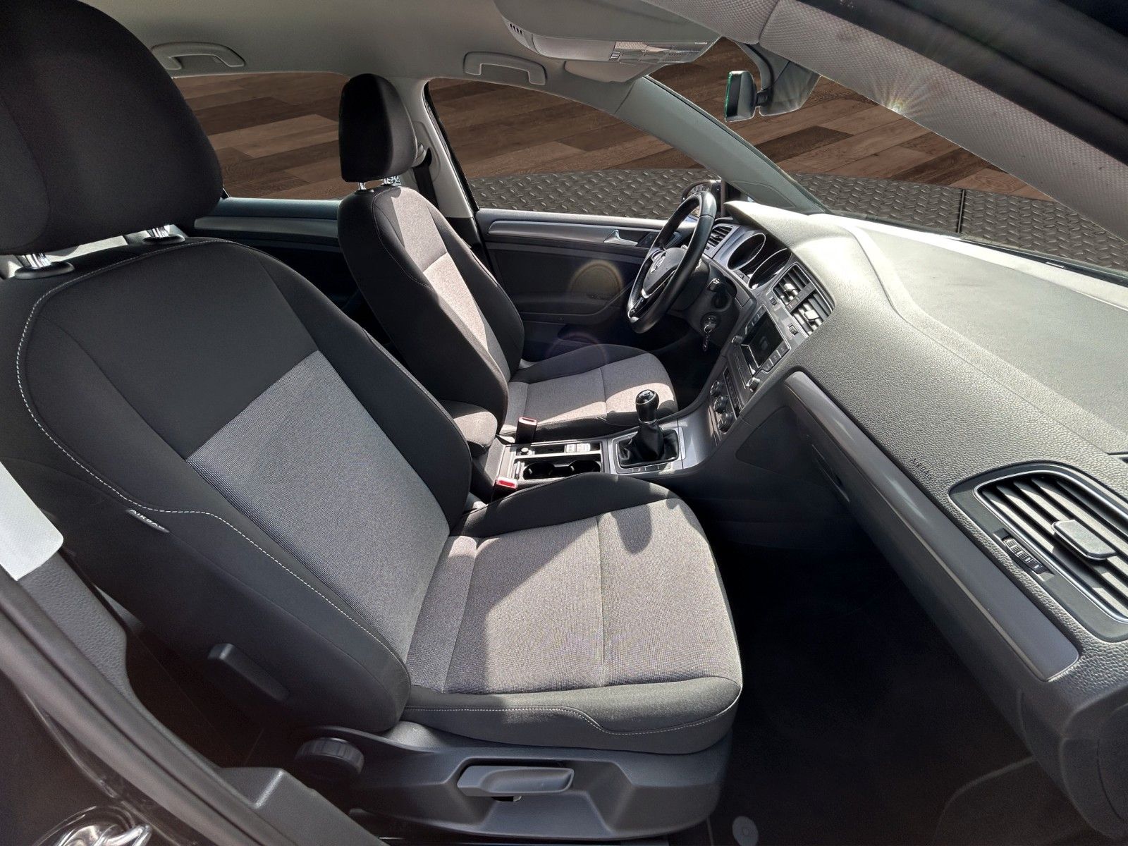 Fahrzeugabbildung Volkswagen Golf VII Lim. Trendline BMTKlimaaut./5Türig/
