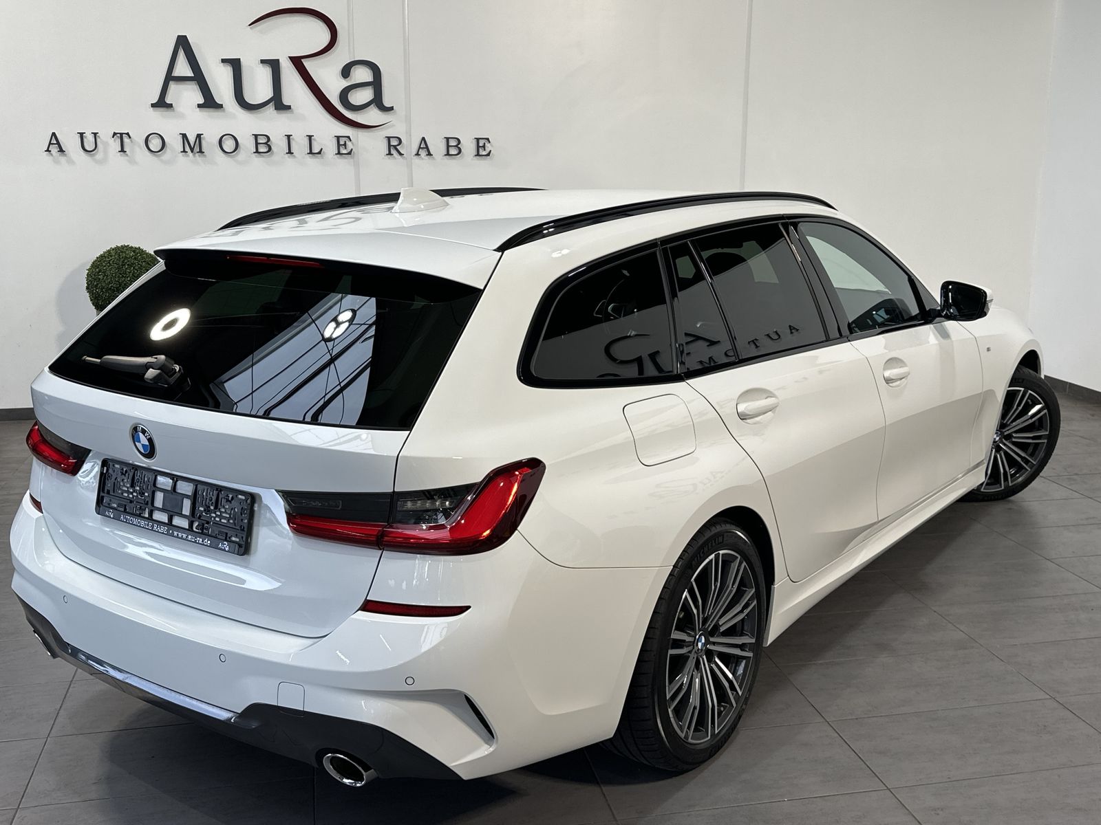 Fahrzeugabbildung BMW 320d Touring M-Sport NAV+LED+AHK+18ZO+ALARM+1HD