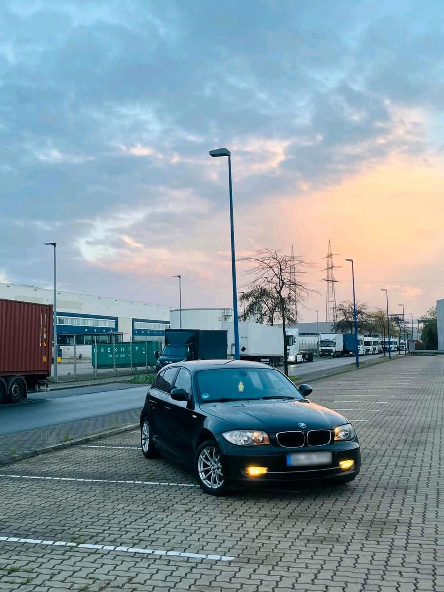 BMW 120 2009 — rear view