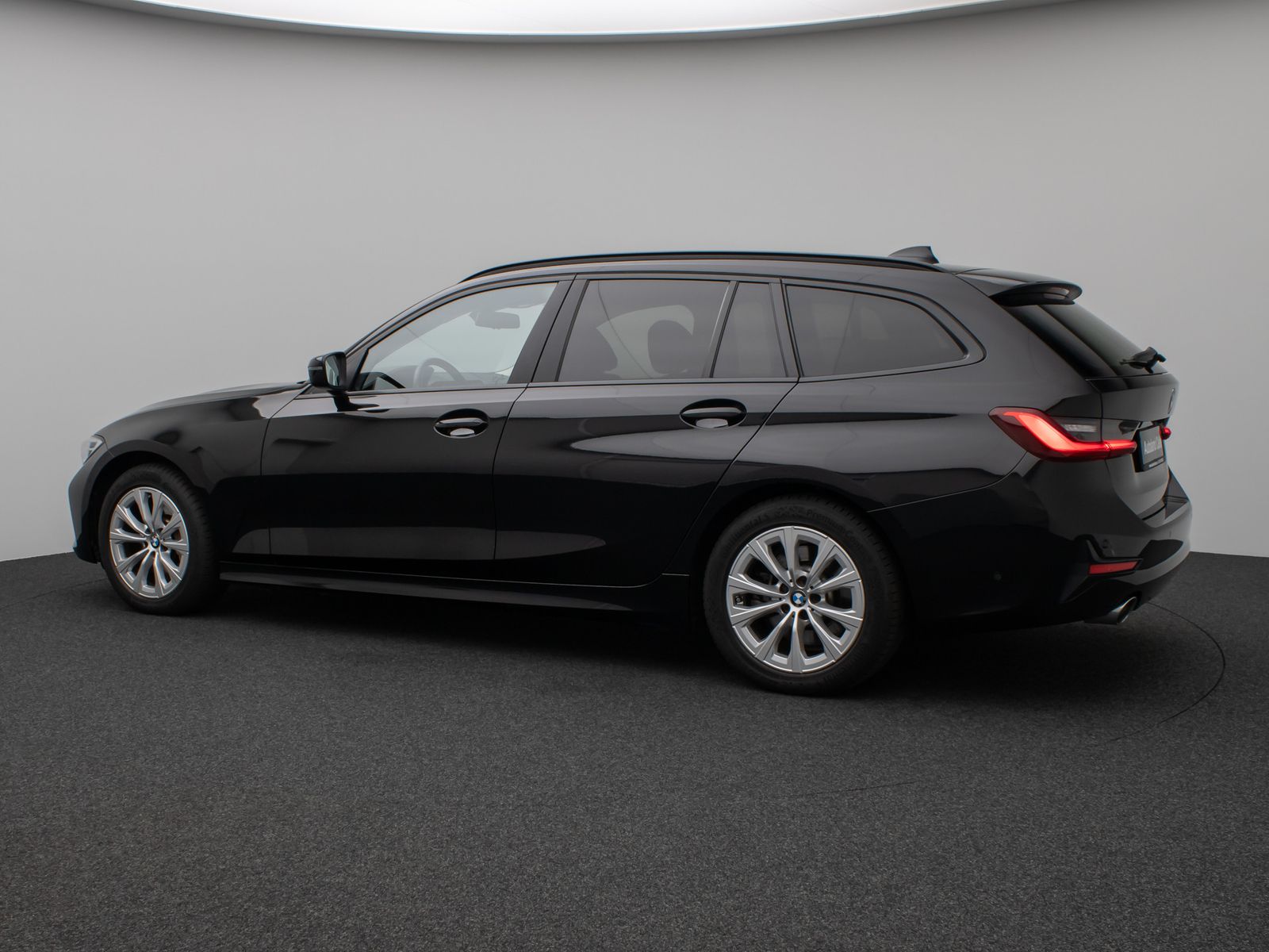 Fahrzeugabbildung BMW 330d Panorama Kamera H/K DAB Komfort Alarm LED