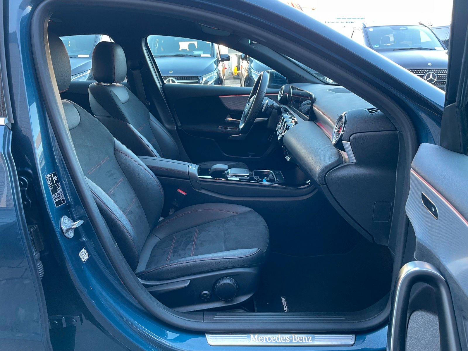 Fahrzeugabbildung Mercedes-Benz A 250e Limo+AMG+Ambiente+RFK+19Zoll+MBUX+LED+