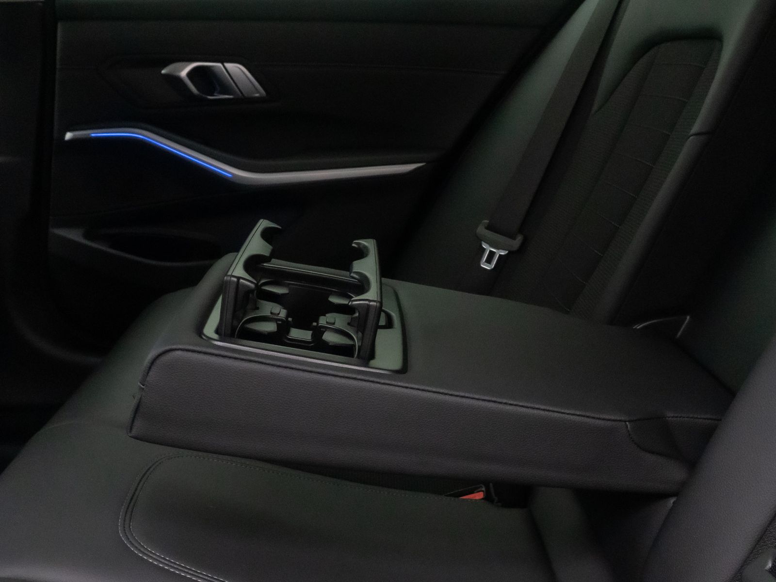 Fahrzeugabbildung BMW 320d Sport Line DAB Alarm PDC GeschwindigReg 17"