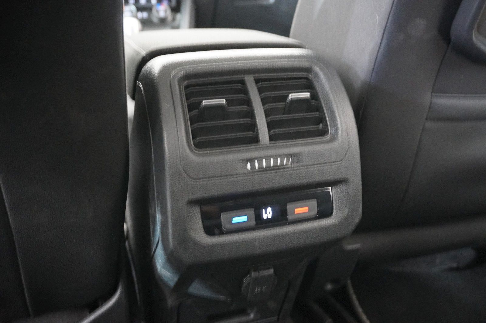 Fahrzeugabbildung Volkswagen Touran 1.5 TSI COMFORTL. DSG 7-SITZE NAVI/SH/DAB