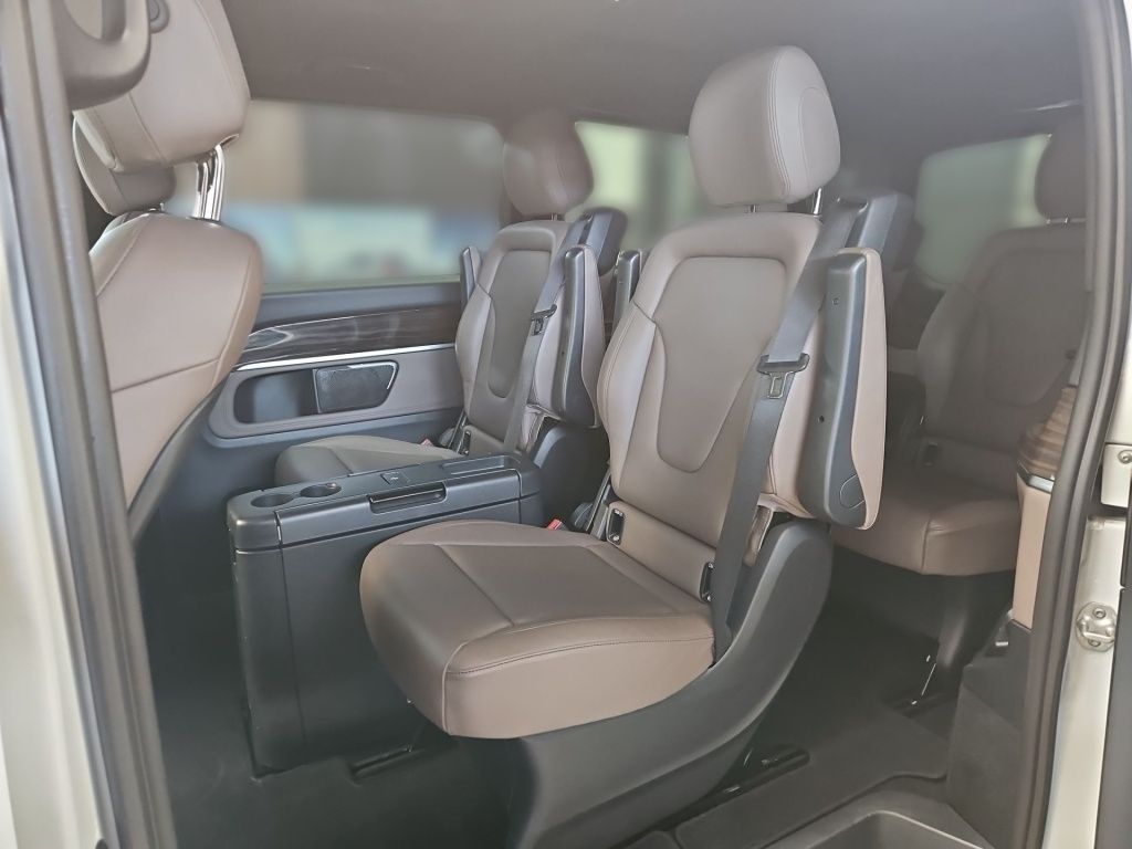 Fahrzeugabbildung Mercedes-Benz V 300 d Avantgarde Edition lang AMG 2,5AHK Tisch