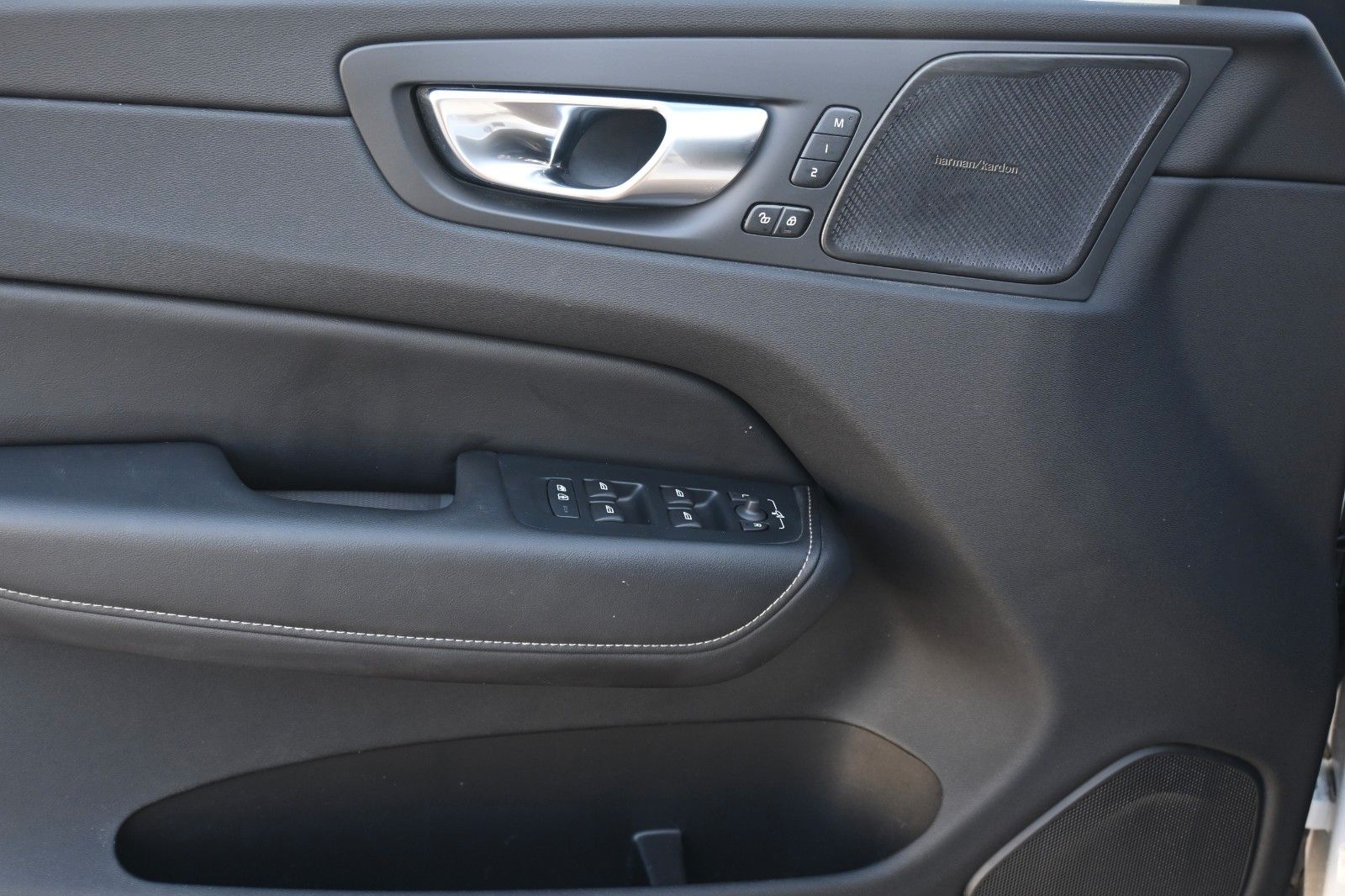 Fahrzeugabbildung Volvo XC60 B5 AWD Ultra Dark*LED*PANO*H&K*LUFT*360*HUD