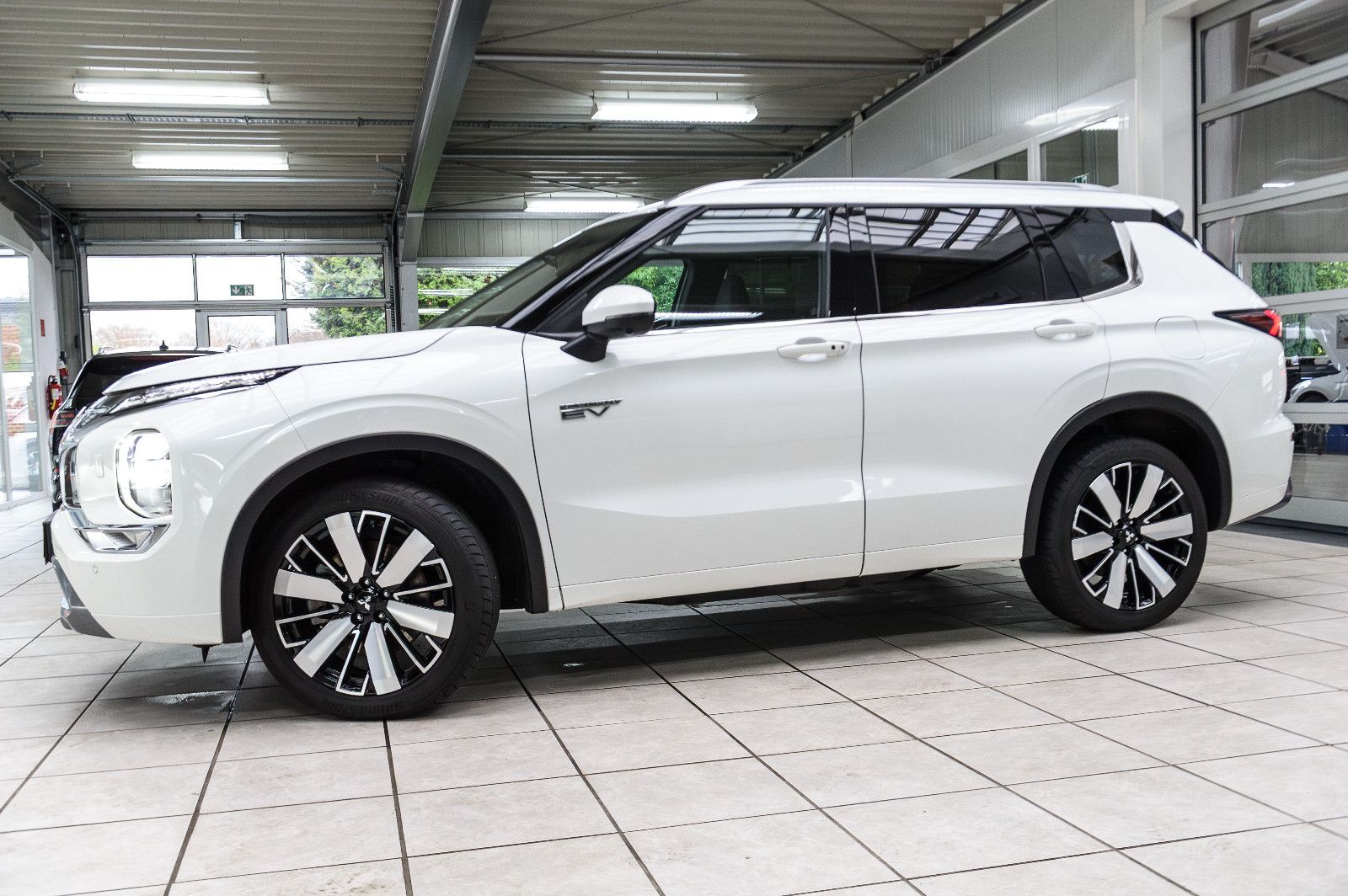 Fahrzeugabbildung Mitsubishi Outlander Top 4WD PHEV Leder LED 4xSHZ 360° HUD