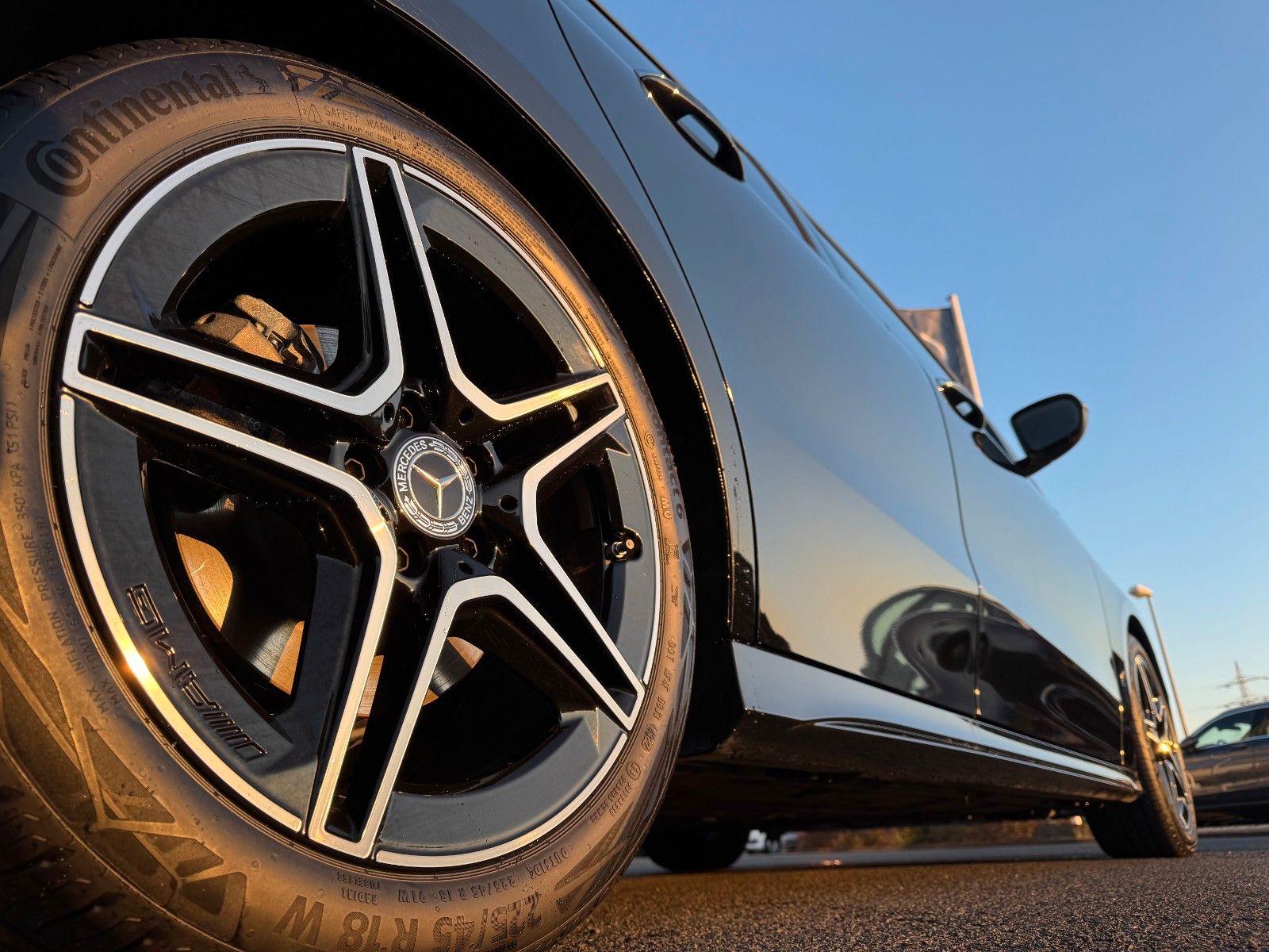 Fahrzeugabbildung Mercedes-Benz B 200 AMG+AHK+Ambiente+RFK+MBUX+Night