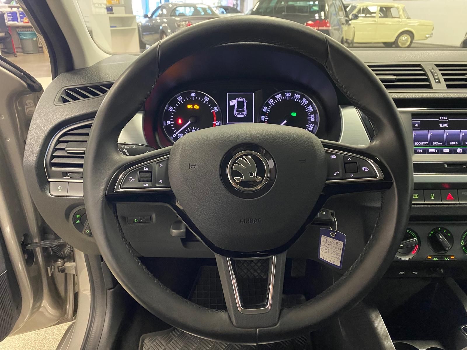 Fahrzeugabbildung SKODA Fabia 1.0 TSI DSG Ambition+Allwetter+PDC+1.Hand+
