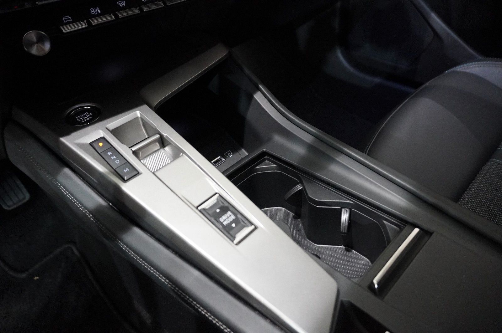 Fahrzeugabbildung Peugeot 308 SW 1.2 HYBRID ALLURE DSC NAVI/LED/KAMERA/DAB