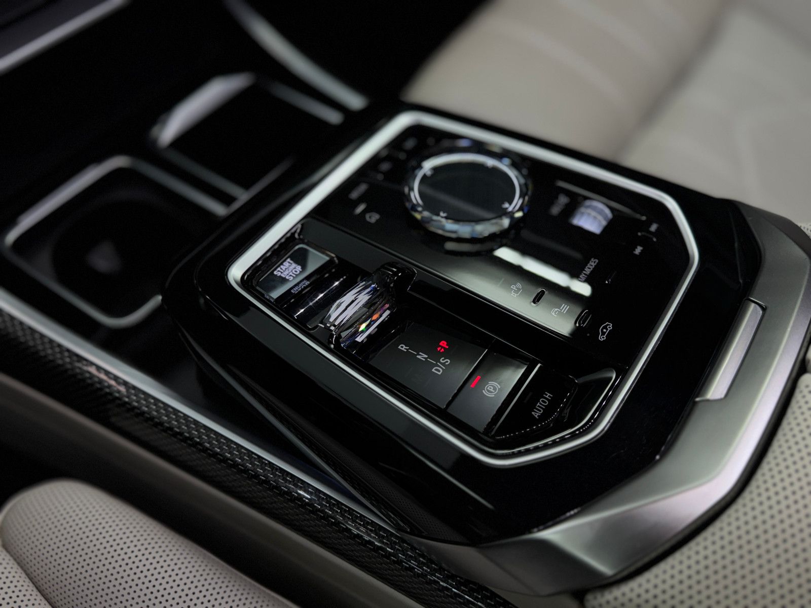Fahrzeugabbildung BMW M760 e xDrive M-SPORT|TV|B&W|SKY-LOUNGE|MEGAVOLL
