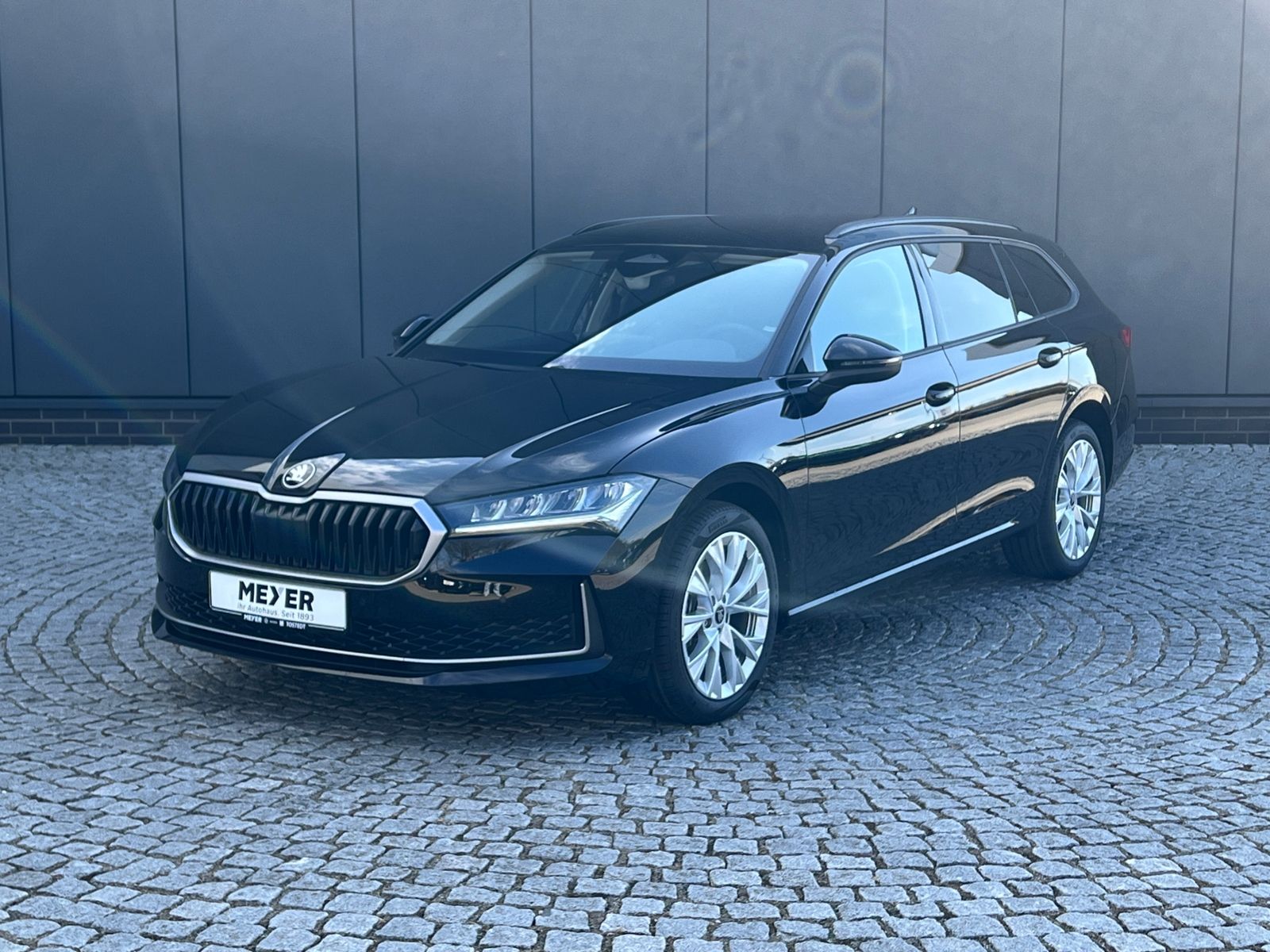 Fahrzeugabbildung SKODA Superb Combi Selection 2.0 TDI DSG *AHK, Navi, 1