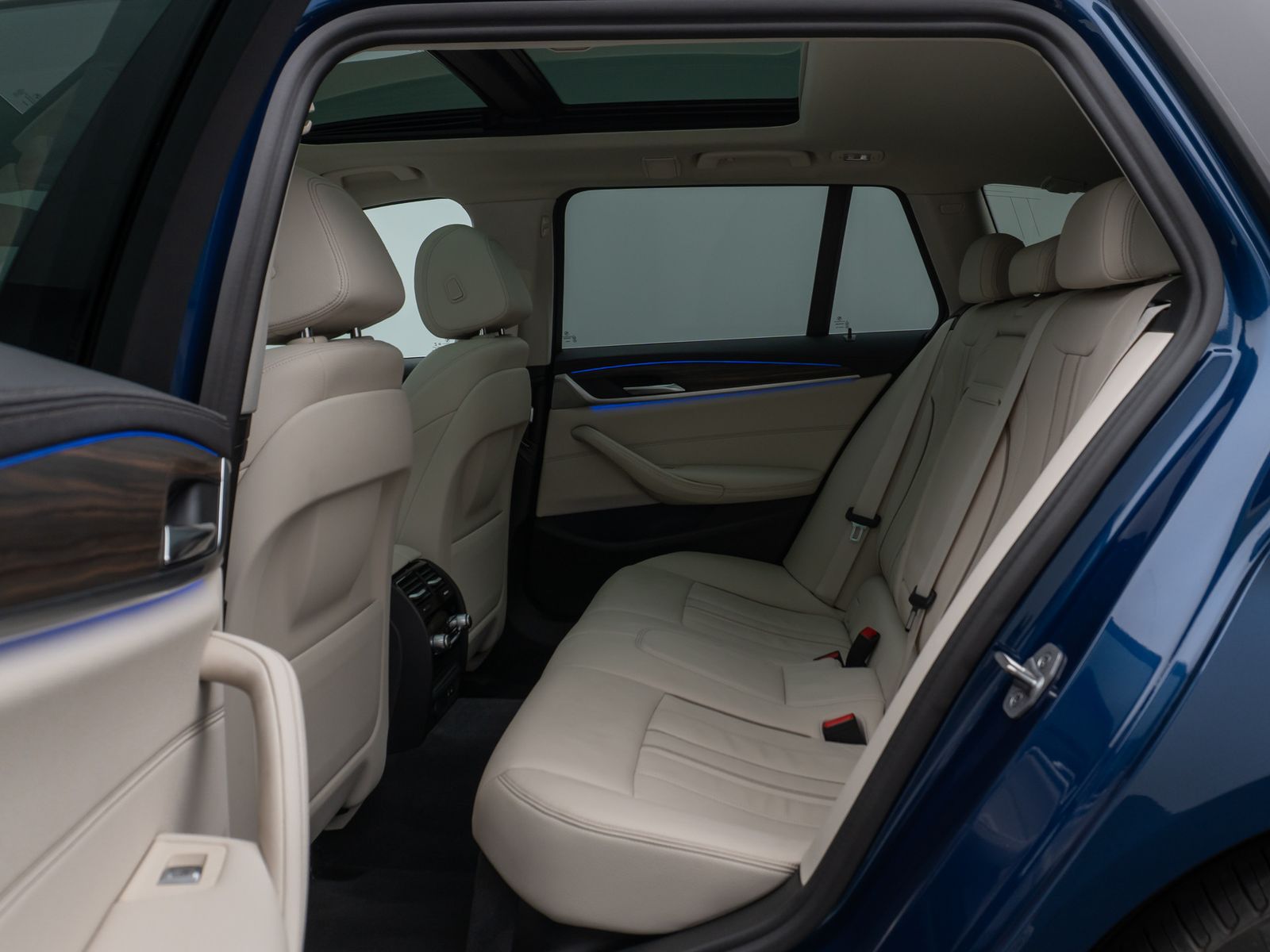Fahrzeugabbildung BMW 530d Luxury Line Panorama Kamera HUD DAB Sport
