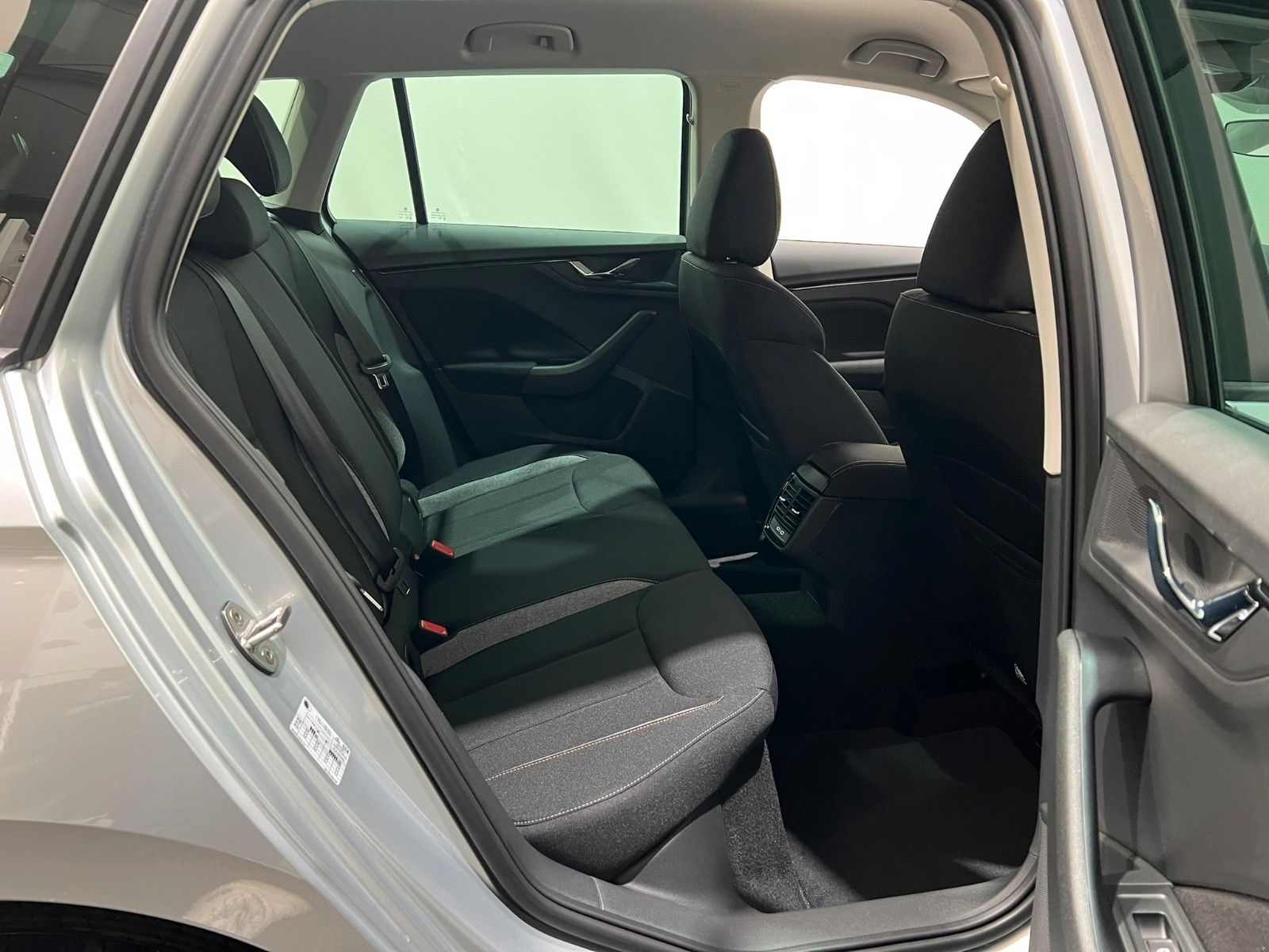 Fahrzeugabbildung SKODA Kamiq Selection / DSG / Kamera / 17 Zoll