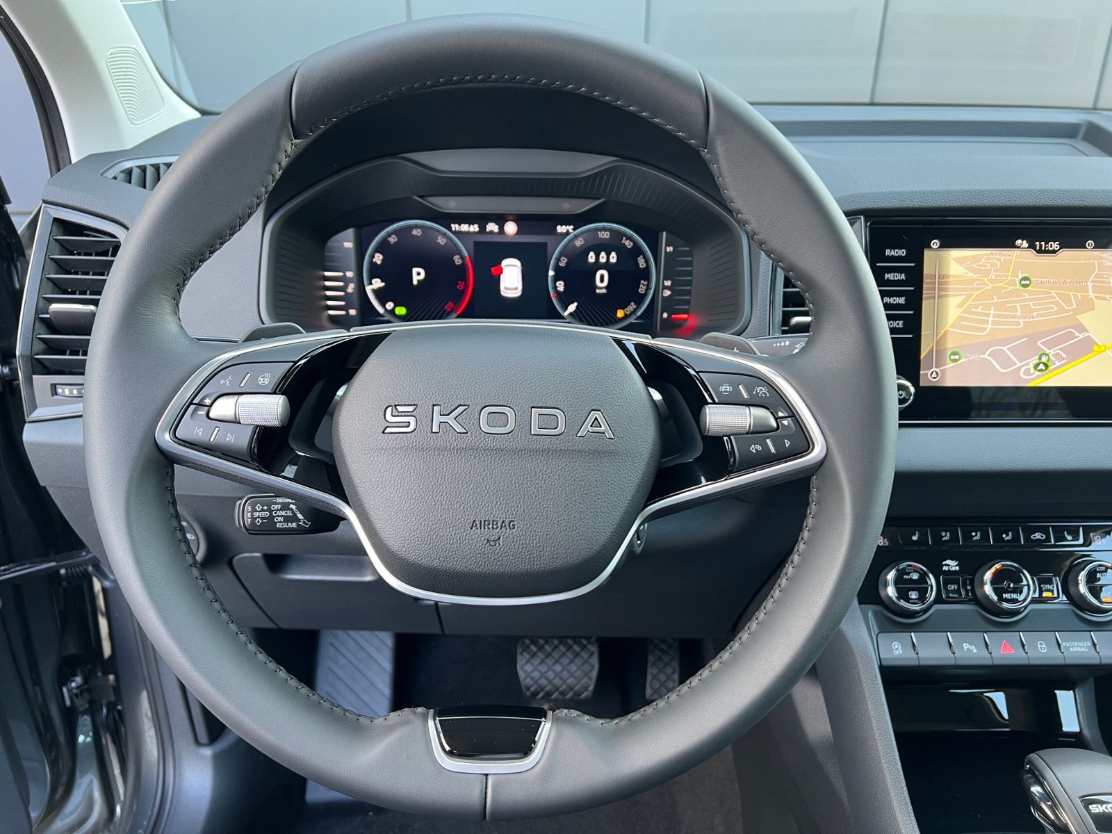 Fahrzeugabbildung SKODA Karoq Tour 1.5 TSI DSG *AHK, 17" LM-Felge, Navi,