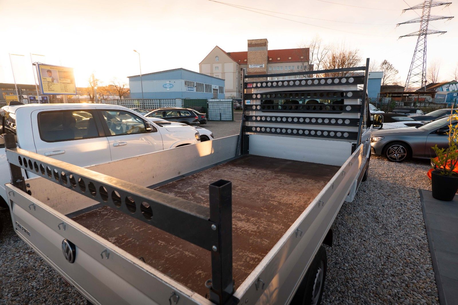 Fahrzeugabbildung Volkswagen Crafter Pritsche 35 DOKA lang FWD 7 Sitze 19%